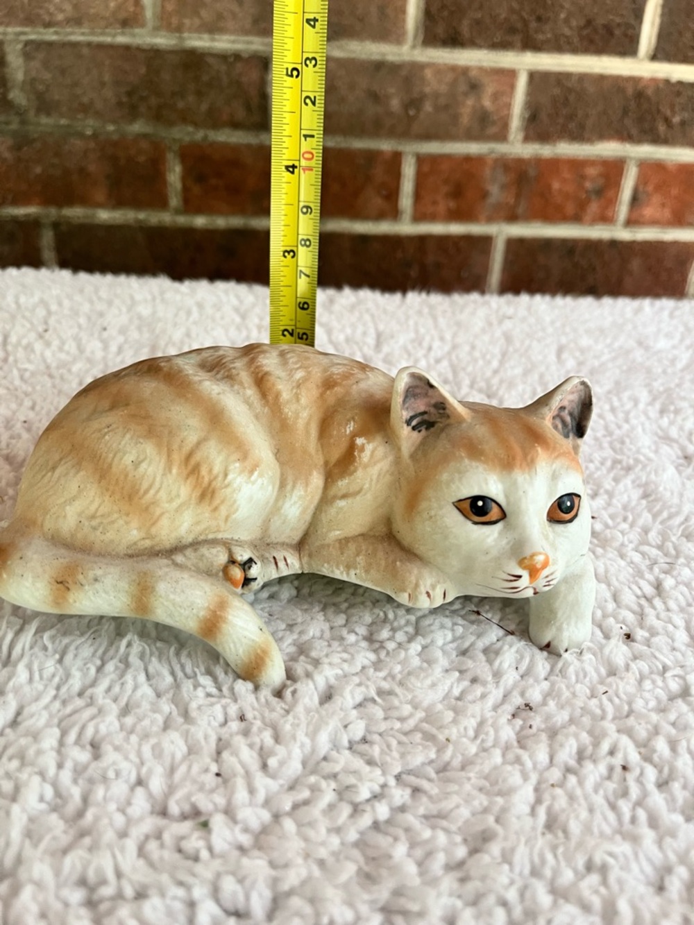 Vintage Tabby Cat Resting & Watching Shelf Sitter Ceramic Figurine Yellow Eyes - Picture 7 of 7